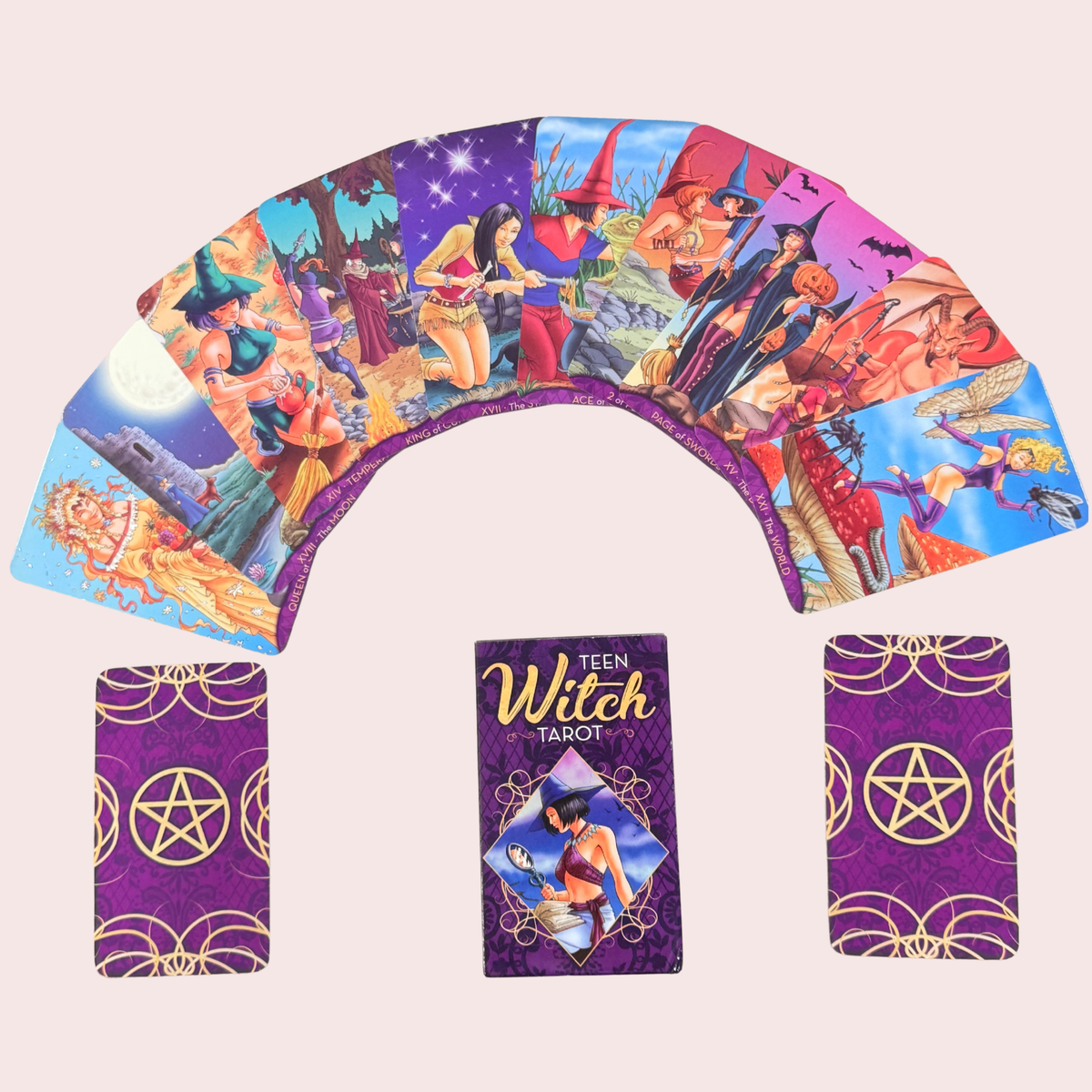 Cartas del Teen Witch Tarot desplegadas en abanico junto a la caja y el reverso con pentáculo