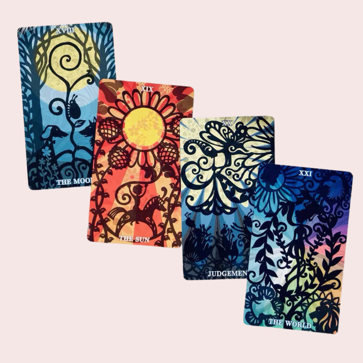 Cuatro cartas del Tarot Silhouettes sobre fondos de color