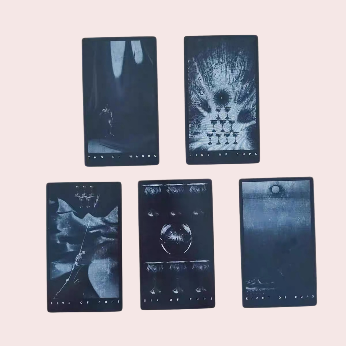 Cinco cartas de The Black Tarot en tonos grises y negros