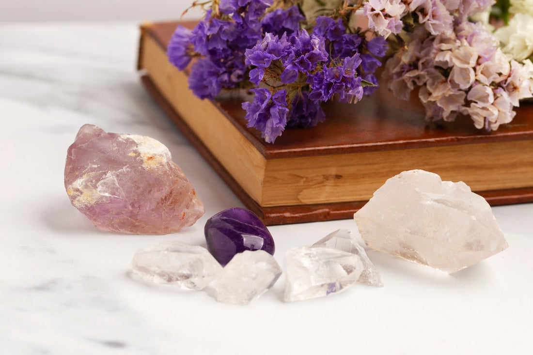 Un bodegón de cartas de tarot y cristales naturales (como grupos de amatista y cristales blancos) colocados armoniosamente sobre un fondo suave y brillante, que sugiere el flujo y la guía de la energía.
