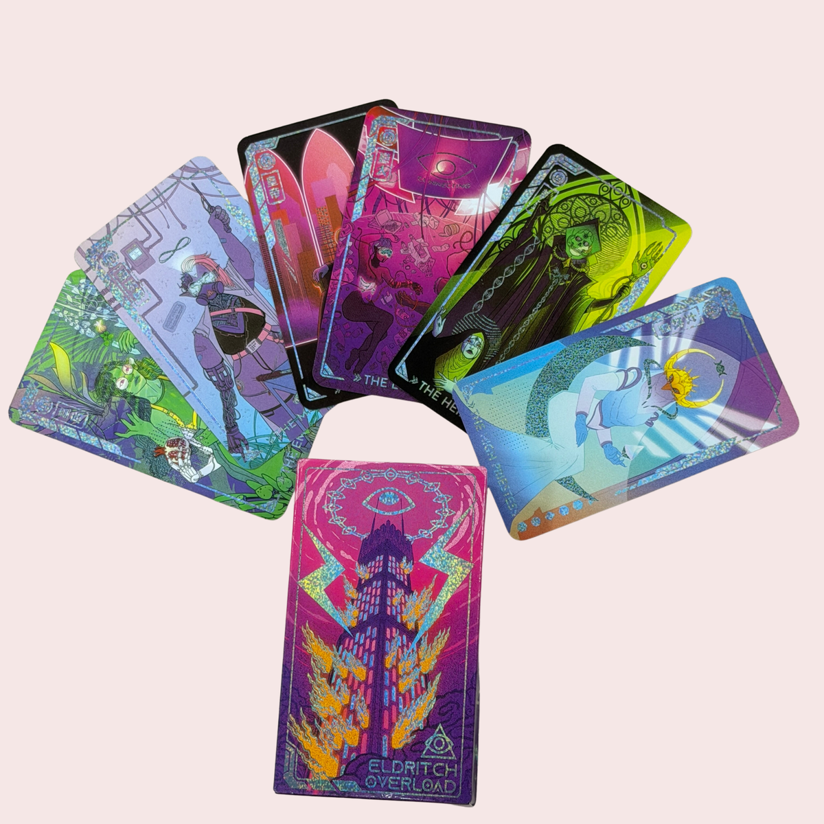 Cartas holográficas del tarot Eldritch Overload desplegadas en abanico junto a la caja