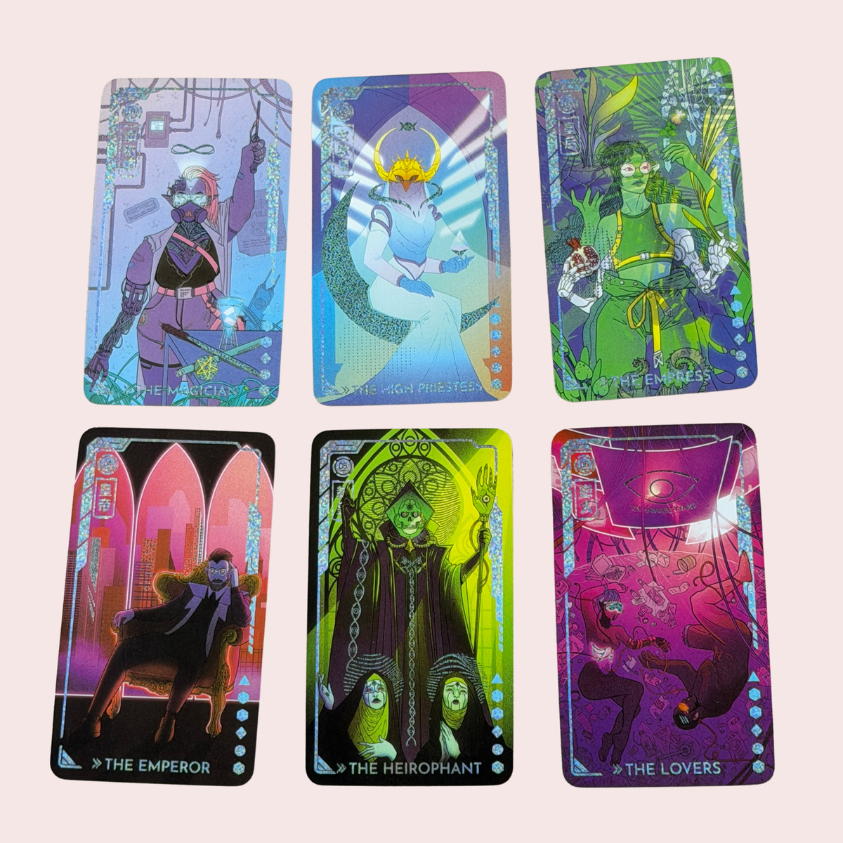 Seis cartas del tarot Eldritch Overload — The Emperor, The Hierophant y The Lovers en neón