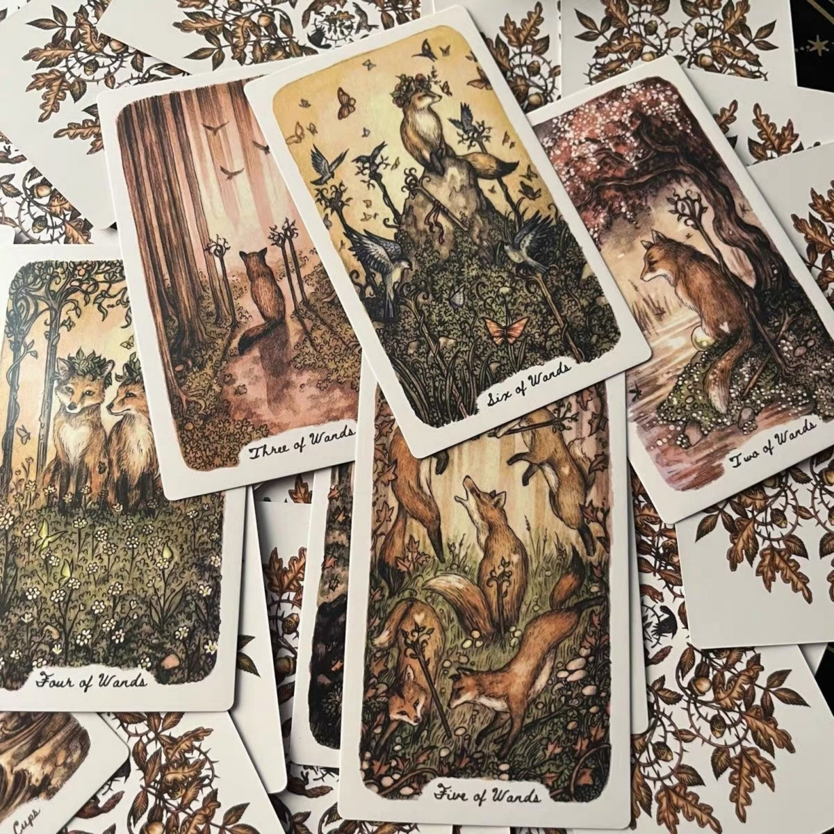 Cartas del Tarot Three Trees con zorros y bosque en acuarela
