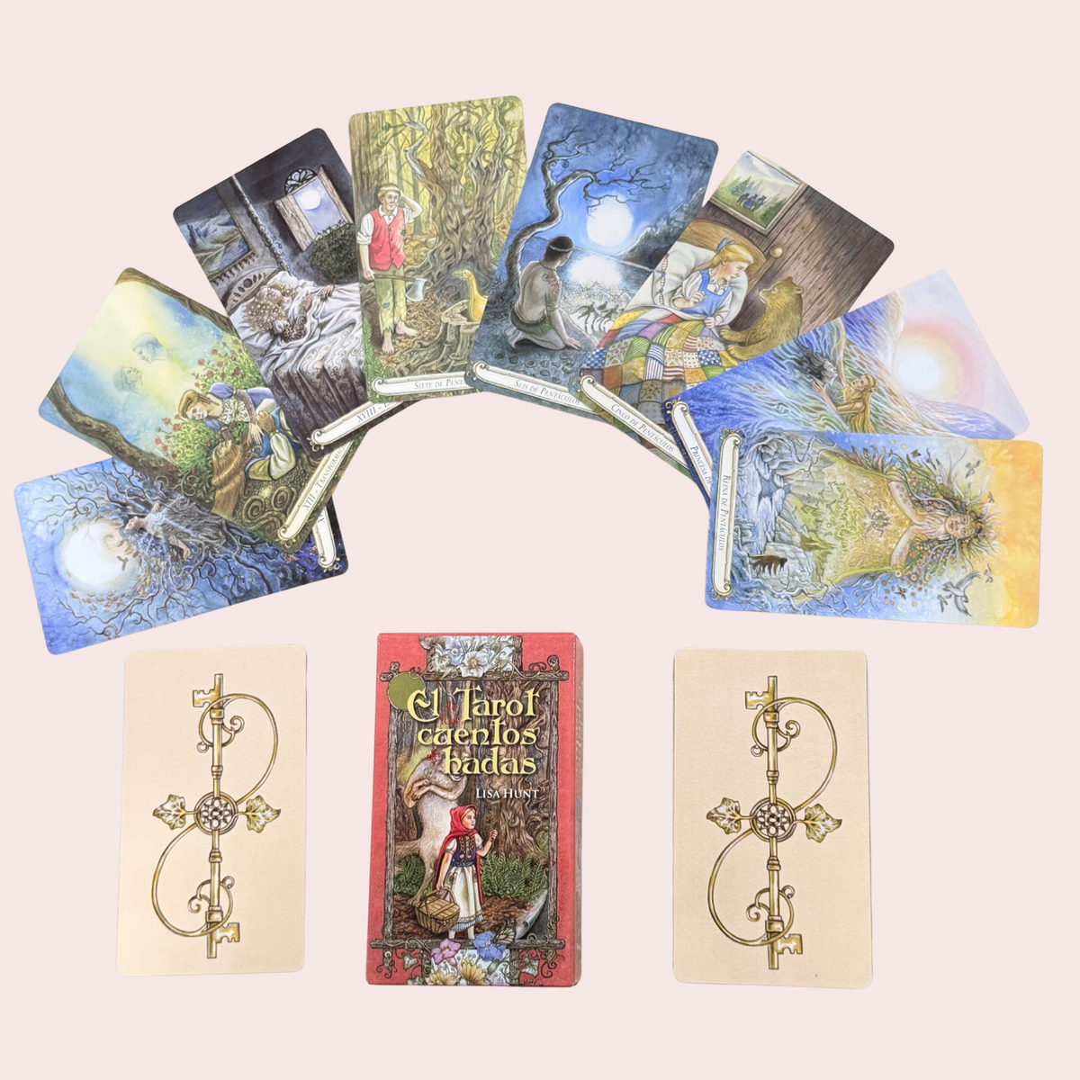 Cartas del Tarot de los Cuentos de Hadas desplegadas en abanico junto a la caja y el reverso