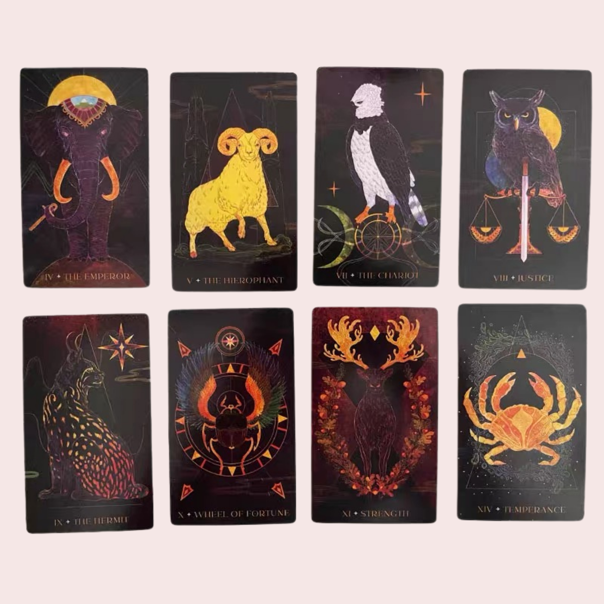 Ocho cartas del Tarot Animal con animales sobre fondo oscuro