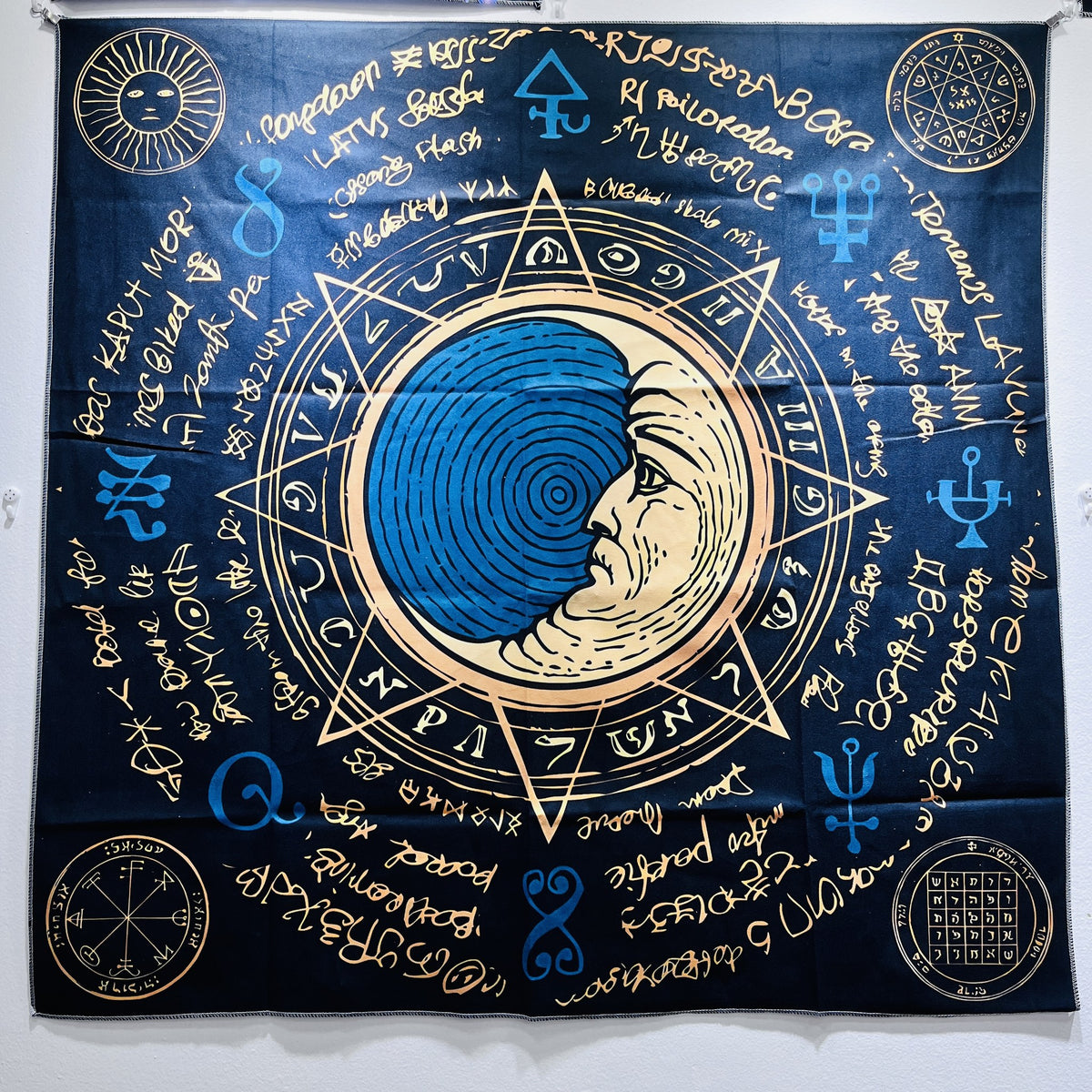 Paño de tarot Luna Azul y Símbolos, con luna de rostro azul y símbolos escritos a mano
