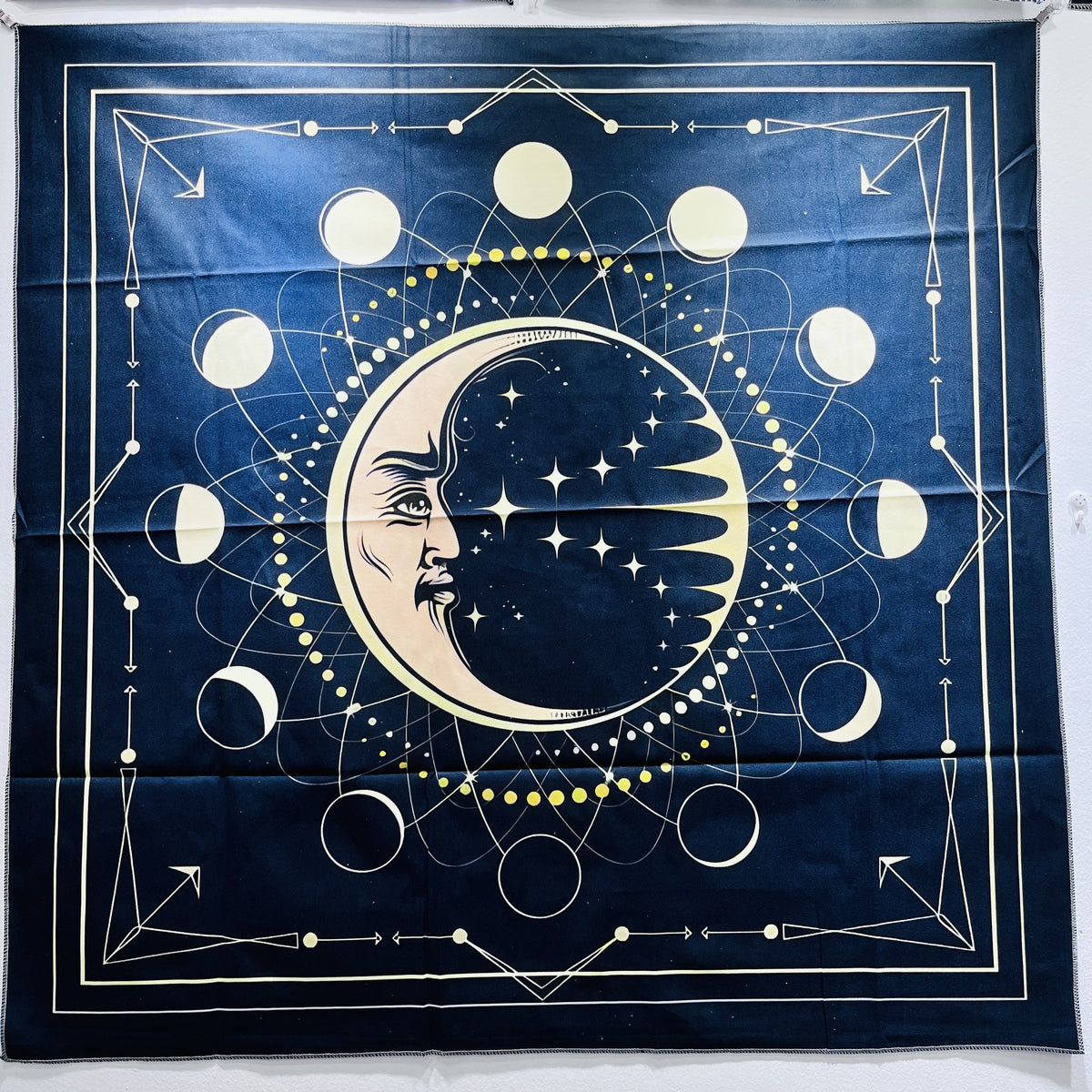 Paño de tarot Luna y Fases, azul oscuro con luna de rostro y ciclo lunar