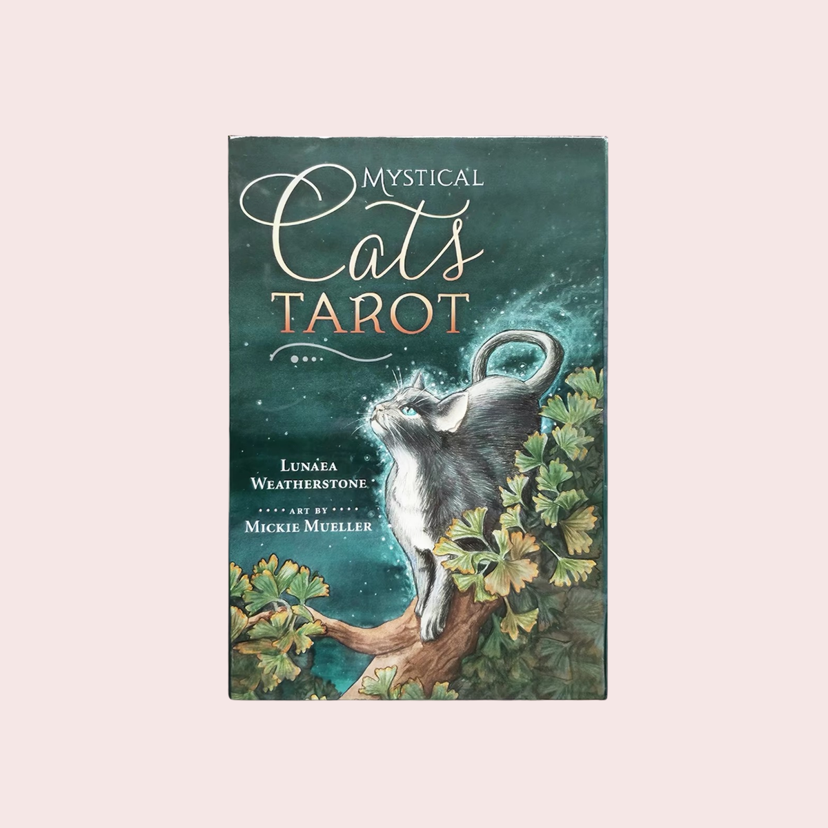 Caja del Mazo de Tarot Mystical Cats con un gato ilustrado