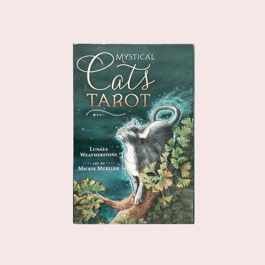 Caja del Mazo de Tarot Mystical Cats con un gato ilustrado