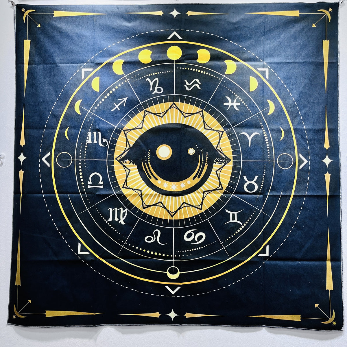 Paño de tarot Ojo Solar y Zodiaco, azul oscuro con sol dorado y signos zodiacales