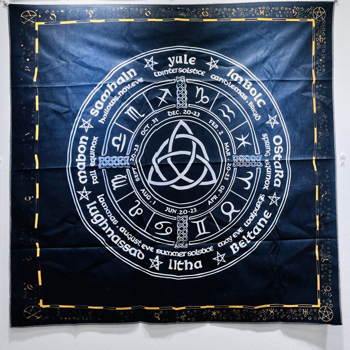 Paño de tarot Rueda del Año Celta, azul oscuro con nudo tríquetra y festividades