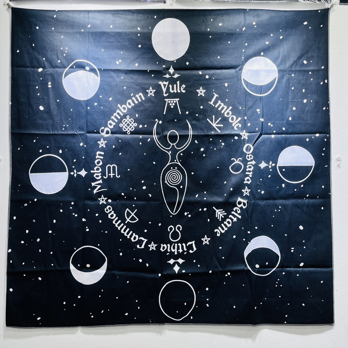 Paño de tarot Rueda del Año con Diosa Lunar, negro con fases de la luna y festividades