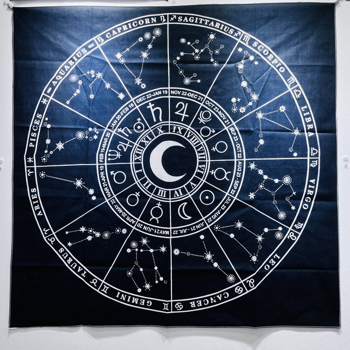 Paño de tarot Rueda de Constelaciones, azul oscuro con los doce signos y sus constelaciones
