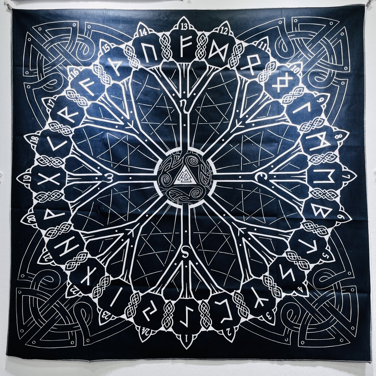 Paño de tarot Runas Nórdicas, azul oscuro con círculo de runas y nudos celtas