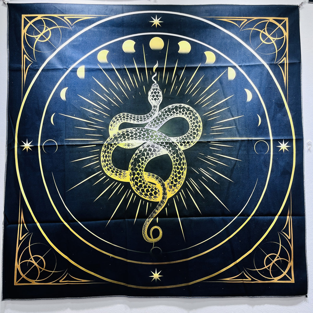 Paño de tarot Serpiente Dorada, azul oscuro con serpiente dorada y fases lunares