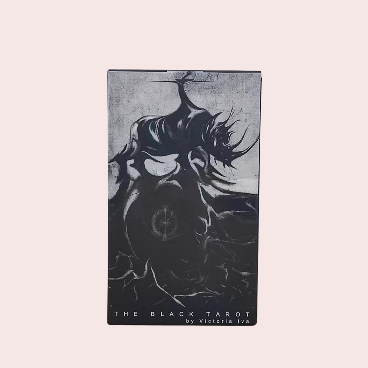 Caja de The Black Tarot con una figura oscura ilustrada