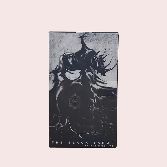 Caja de The Black Tarot con una figura oscura ilustrada