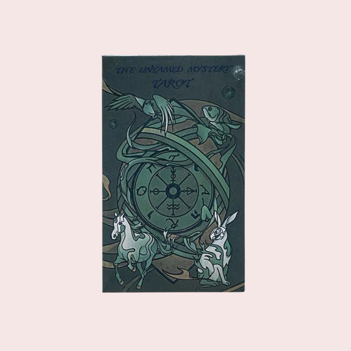 Caja verde oscuro del Mazo The Untamed Mystery Tarot con caballos y liebres