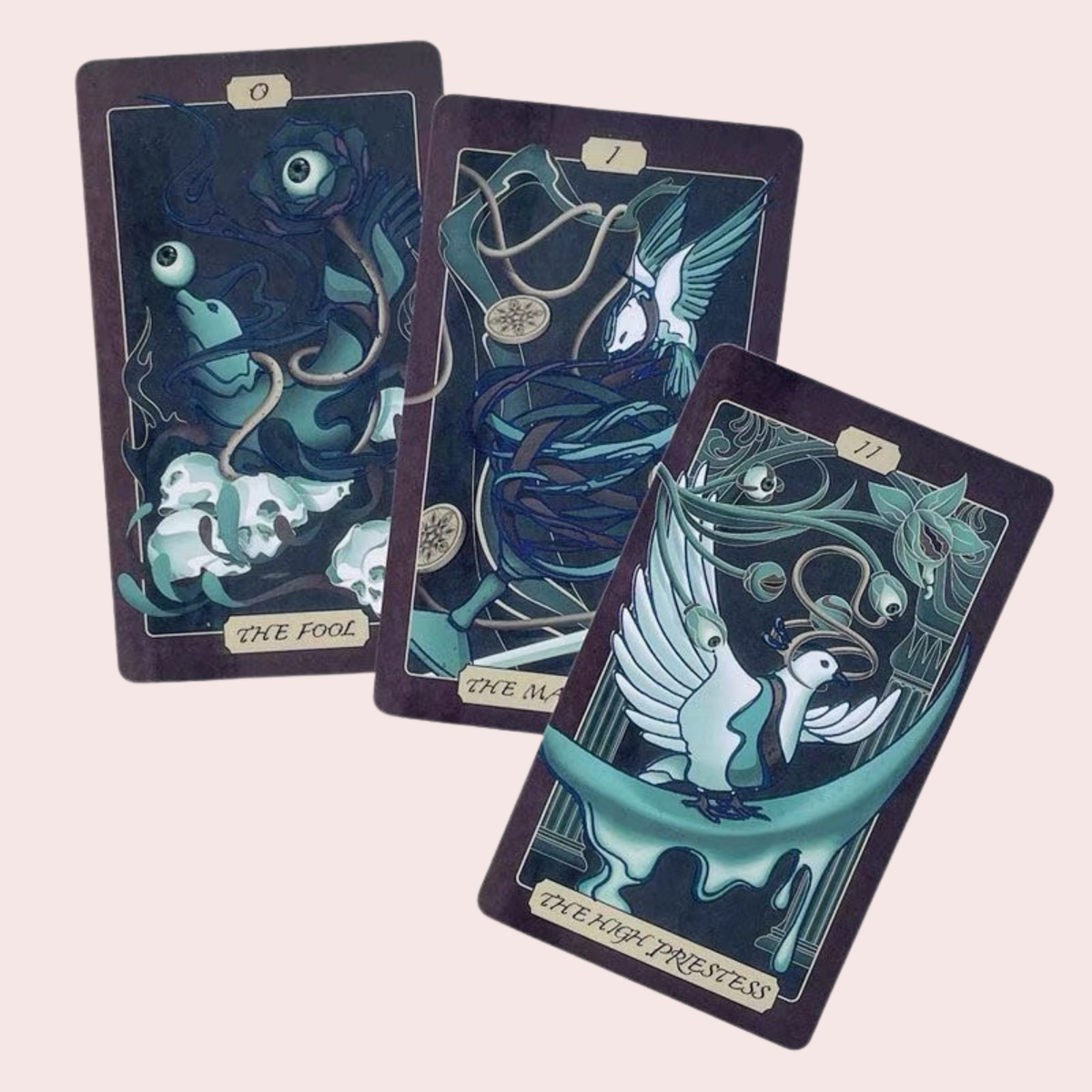 Tres cartas del Tarot The Untamed Mystery en tonos turquesa