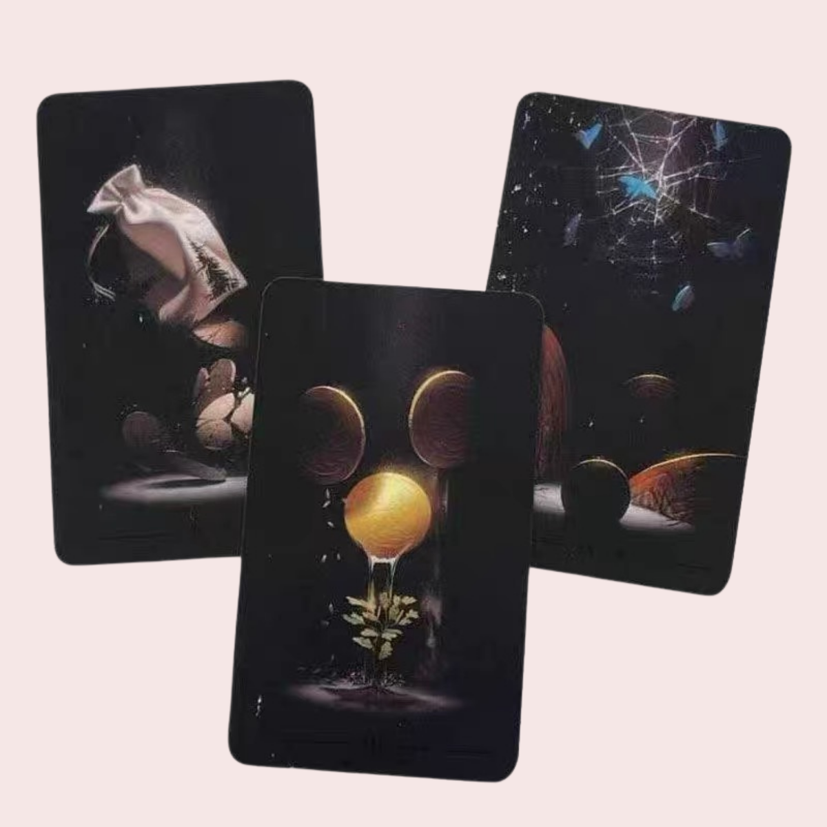 Tres cartas del Trueblack Tarot con planetas y detalles dorados